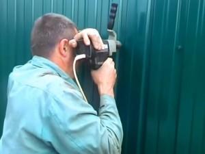 Как построить забор из профлиста своими руками: этапы подготовки и видео пример самостоятельного строительства забора из профлиста Как построить забор из профлиста своими руками: этапы подготовки и видео пример самостоятельного строительства забора из профлиста