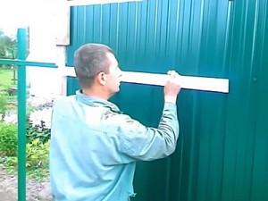 Как построить забор из профлиста своими руками: этапы подготовки и видео пример самостоятельного строительства забора из профлиста Как построить забор из профлиста своими руками: этапы подготовки и видео пример самостоятельного строительства забора из профлиста